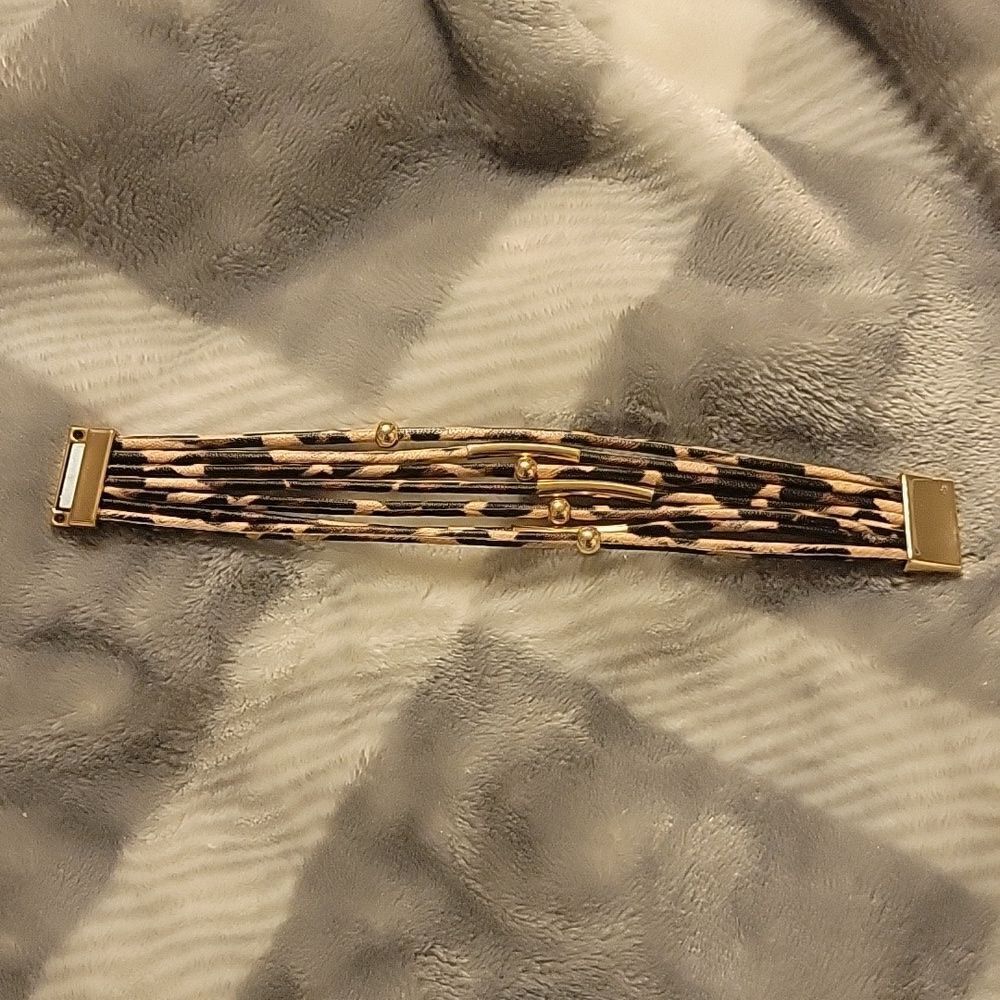 Bracelet 🎁 Animal print vegan leather magnetic closure bracelet